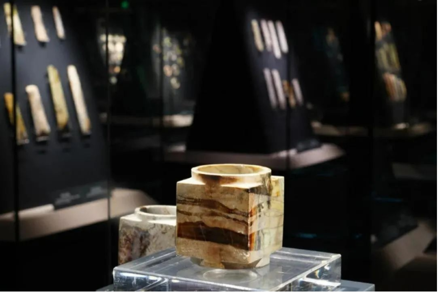 看到這張照片，你是不是以為玉琮在“裸展”？沒錯，確實像。但它真的沒有裸展